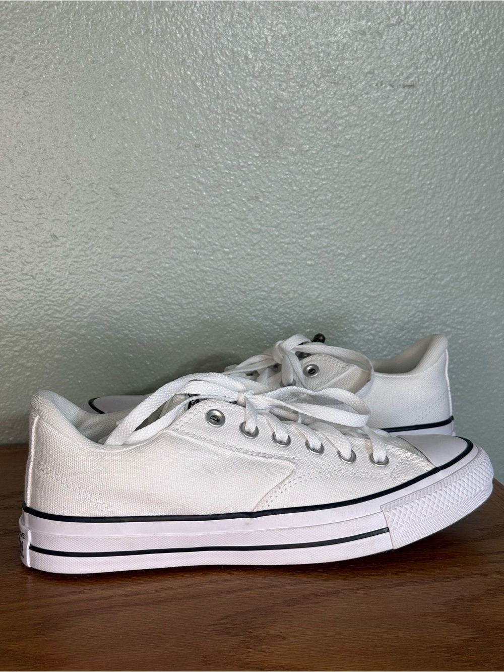 Converse Chuck Taylor Classic White & Black Sneakers Women’s size 9 Men’s size 7